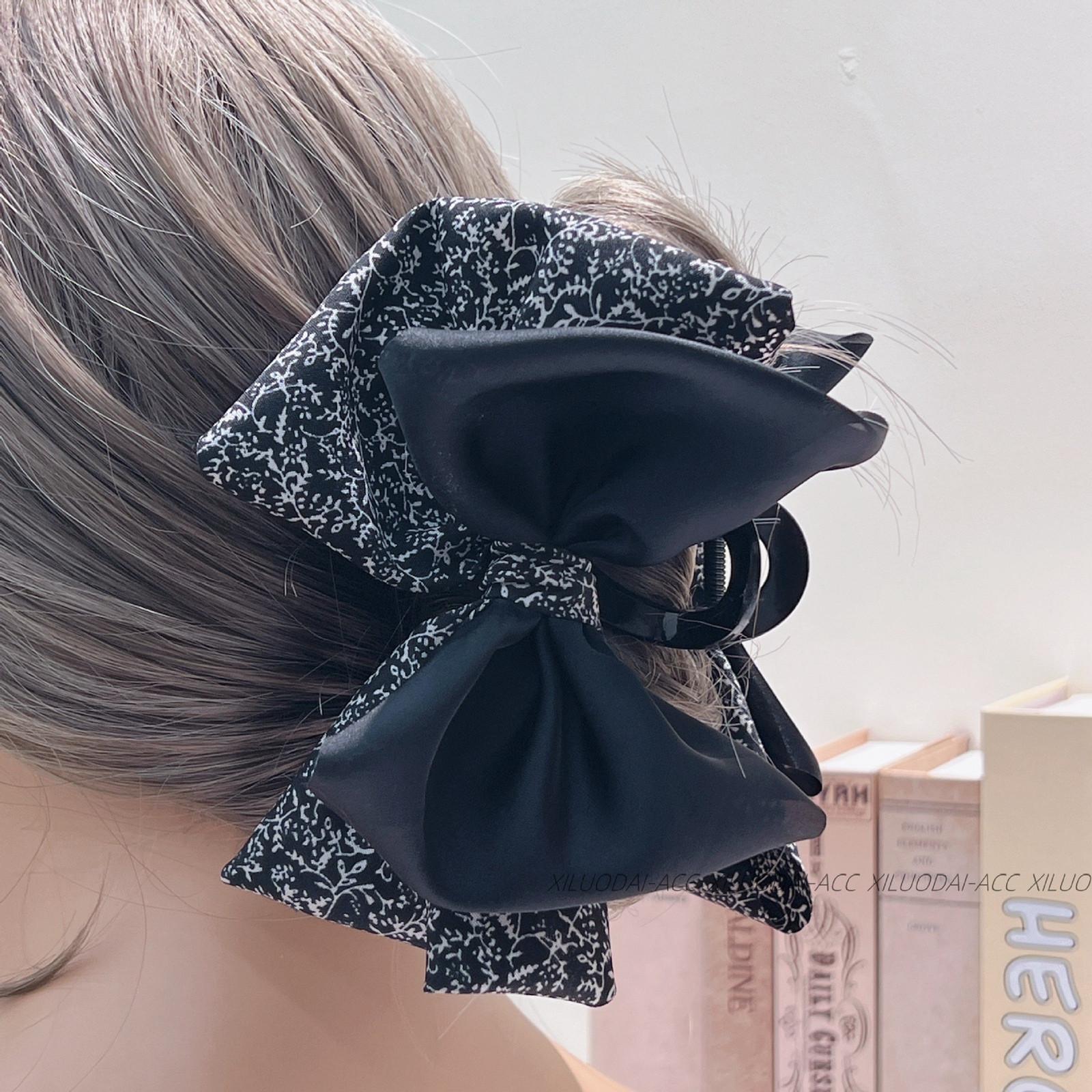 

Высококлассная, элегантная атласная бабочка, модный аксессуар для волос, который ленивый человек может просто поцарапать, для задней части головы. One Size чёрный