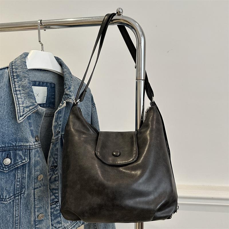 Vintage underarm tote bag female college student class commuter shoulder bag 2025 autumn and winter niche casual women's bag black