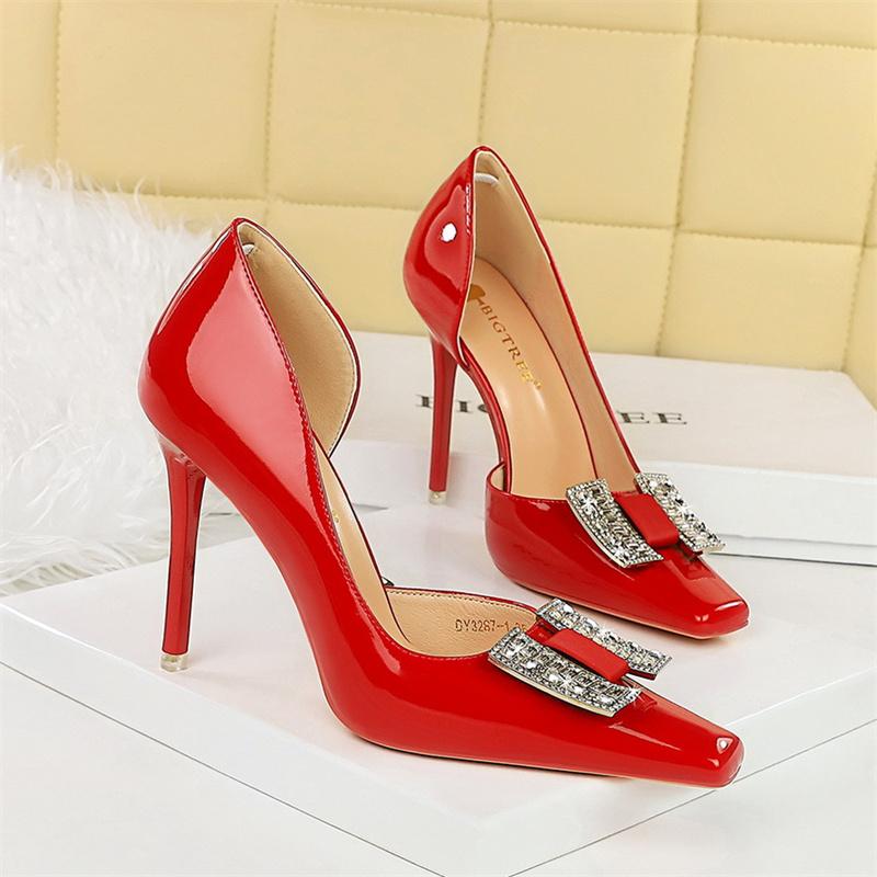 Mode Western-Stil Party Super High Heels Pumps Lackleder Flacher Ausschnitt Quadratische Zehenpartie Metallkristallschnalle Damen Einzelne Schuhe Rot