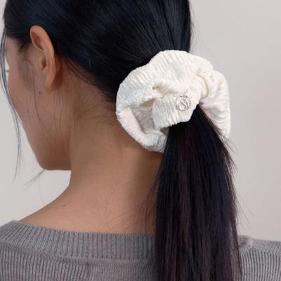 38comeoncommon Samt-Scrunchie mit Falten (Weiß)