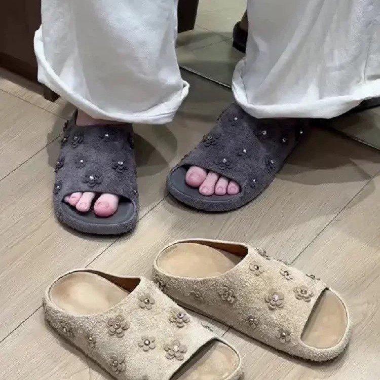 Retro round head willow nail fashion cool slippers women's 2025 new flower niche design comfortable thick bottom open toe word