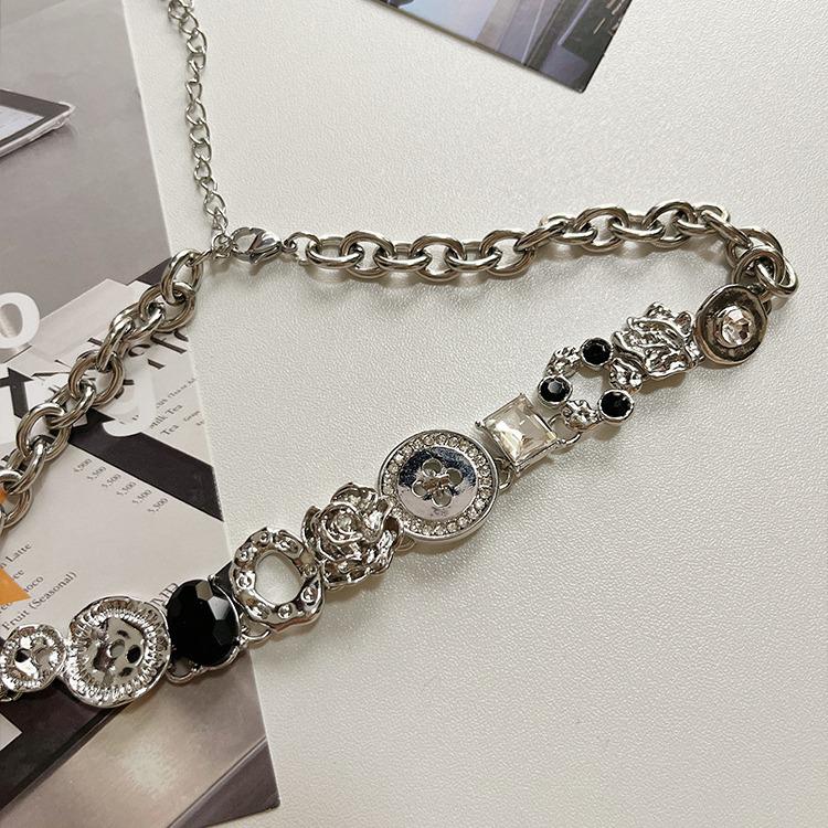 Y2K Style White Button Necklace – Retro, High-End Clavicle Chain Choker