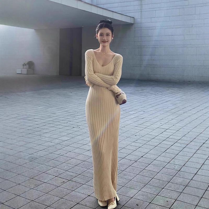 [] Early autumn new pendant temperament long dress women's high-end exquisite figure minimalist knitted dress