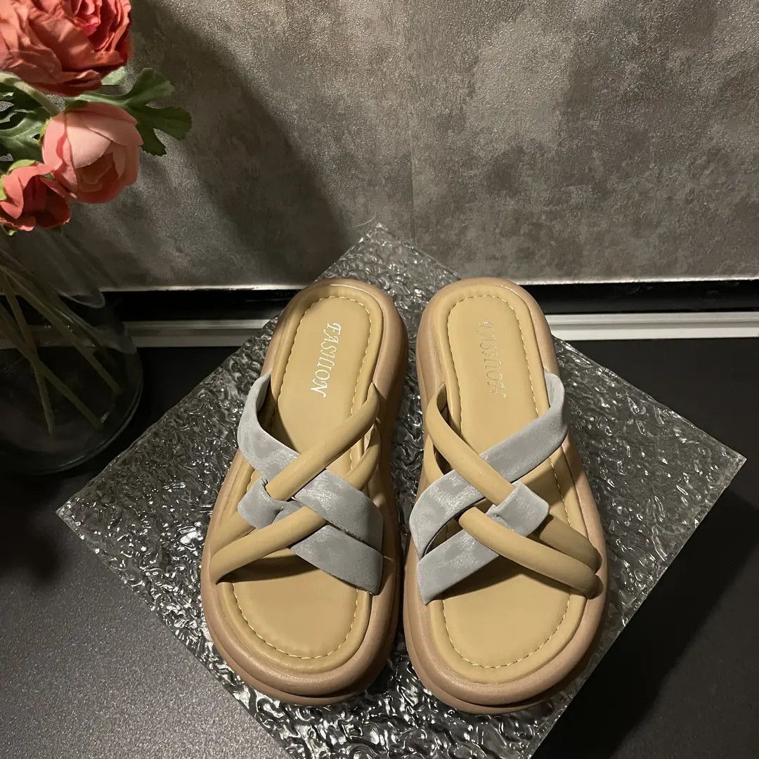 

Платформенные шлепанцы женские летние 2025 новые универсальные модные с юбками ленивое слово пляжные сандалии для прогулок 35