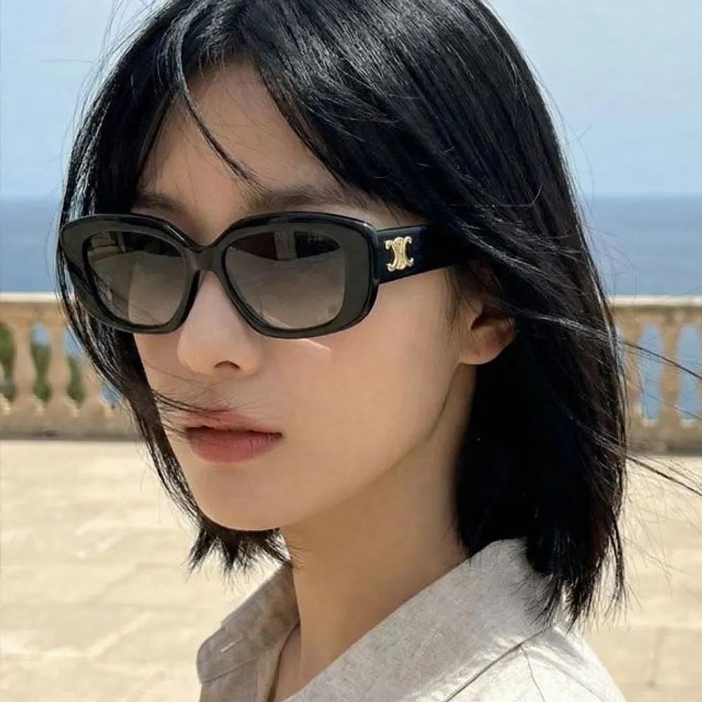 

Celine Sunglasses CL40216U 01F Classic Square Horn-rimmed Triomphe Fashion