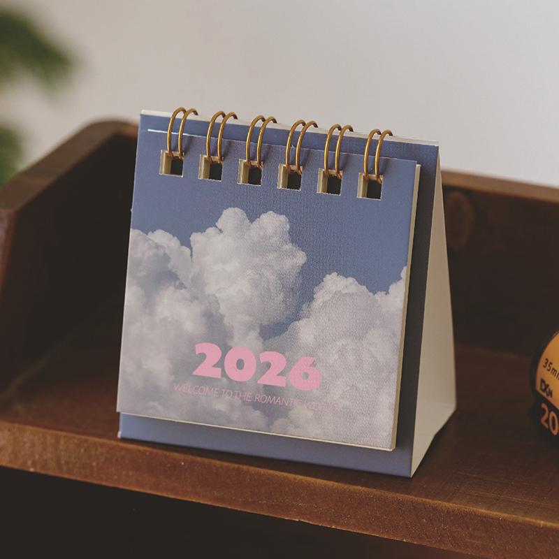 

1 шт. Мини настольный календарь 2026 Креативный пейзажный спиральный календарь Планировщик Настольное украшение Декорация Канцелярские товары для офиса