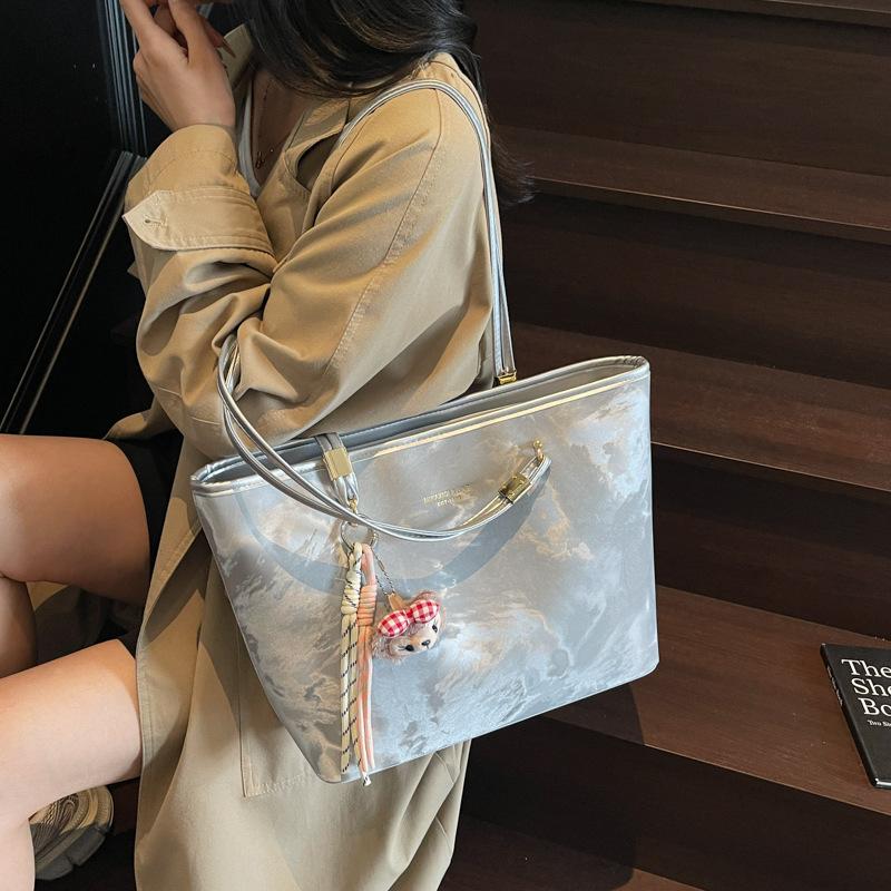 Fashion Versatile Large-capacity Tote Bag Women's 2025 Summer New Foreign Style Simple Shoulder Bag Trendy Commuter Armpit Bag