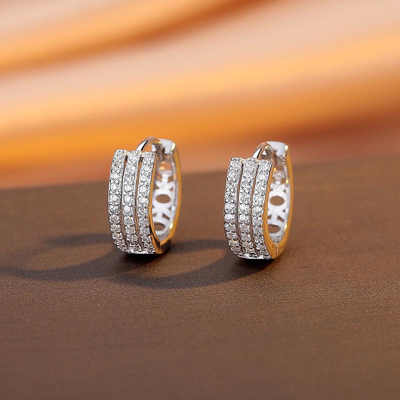 

Earrings Women S Micro-Inlaid Three-Row Diamond Ear Buckles Wide Version Earrings Light Luxury High-End Moisture Temperament Hot Sale платиновый