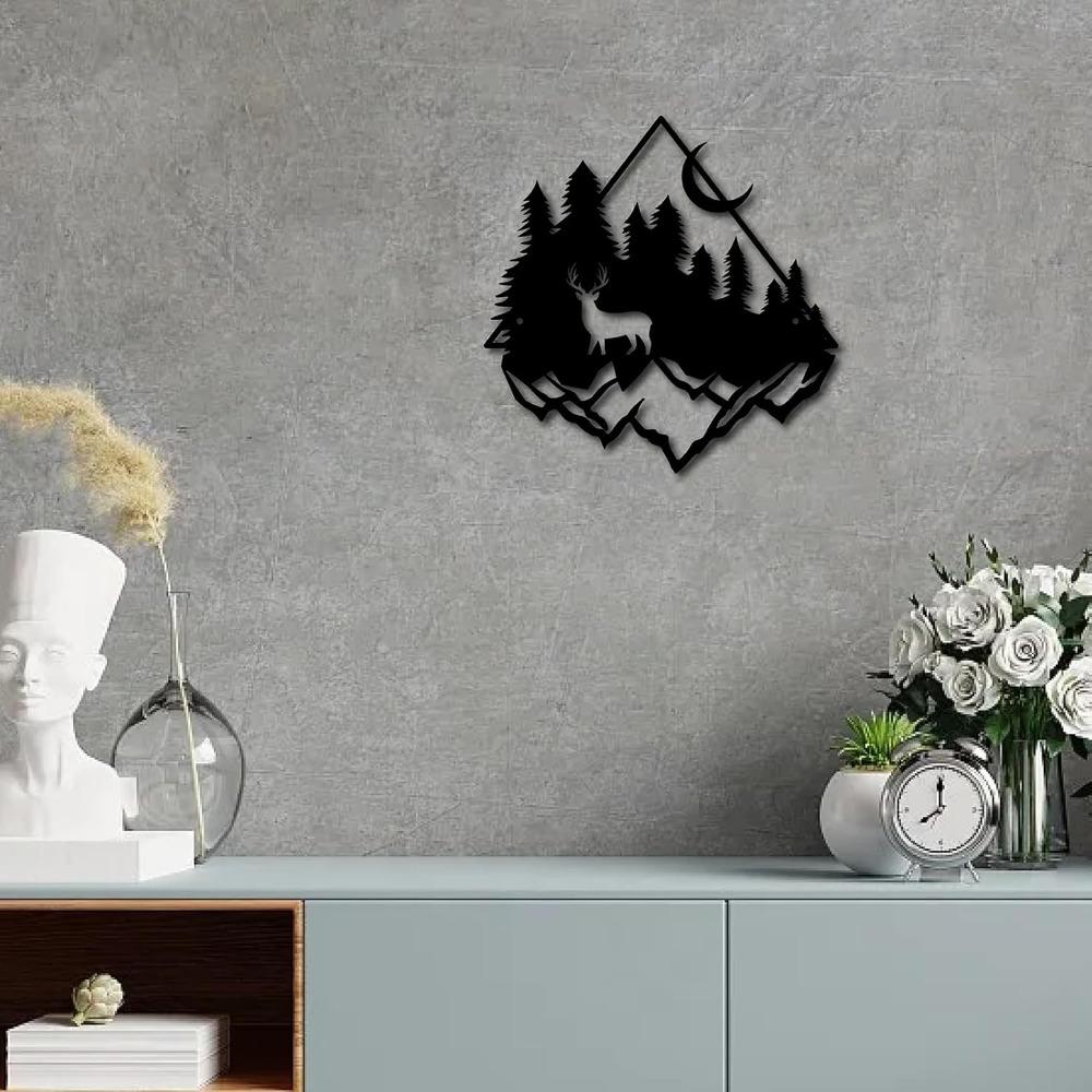 Schwarze Metall Wald Wandkunst Hirsch Kiefer Baum Skulptur Eisen Hängeschild für Haus Garten Balkon Dekor Außen 11,8x11,6 Zoll