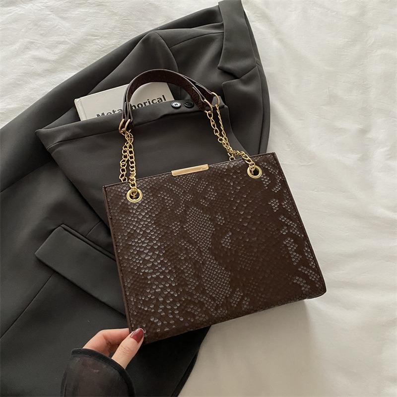 

Delicate sequined women s bag summer new fashion shoulder messenger bag high-end chain small square bag