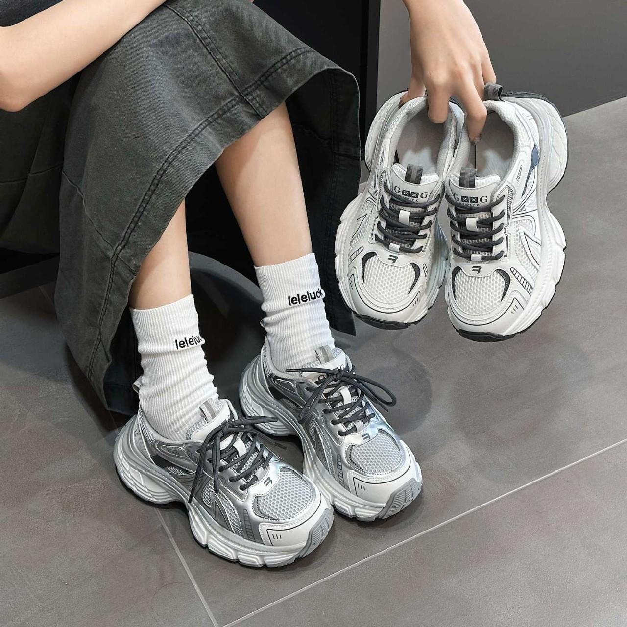 

Женские кроссовки на толстой подошве, увеличивающие рост, новые весенние модели 2025 года, популярные в этом году, универсальные и не утомляющие 40 серебряный