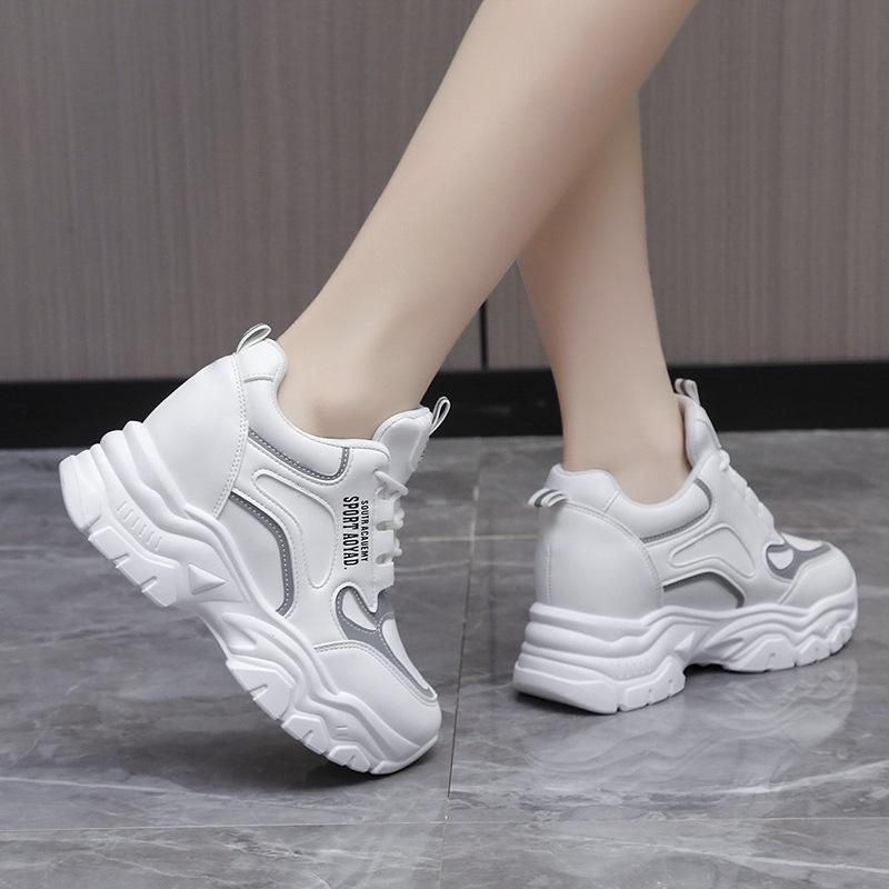 

Спортивная женская обувь на толстой подошве 2024 весна-осень новый стиль с увеличением роста внутри сетчатые повседневные беговые вулканизированные туфли 40 белый