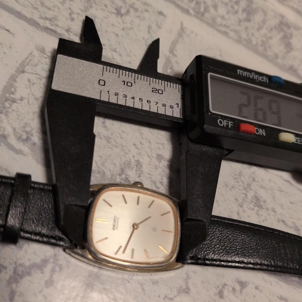 Used Operational SEIKO Quartz Chariot Ladies Watch Gold Case Square Vintage