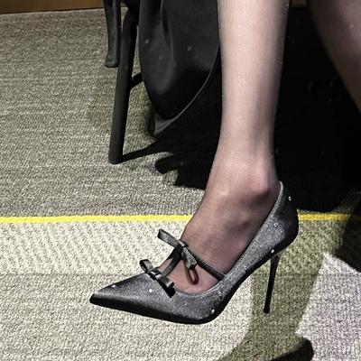 Talons hauts sexy et magnifiques pour femmes printemps 2025 nouveau nœud noir tempérament mondain talon fin sandales pointues strass