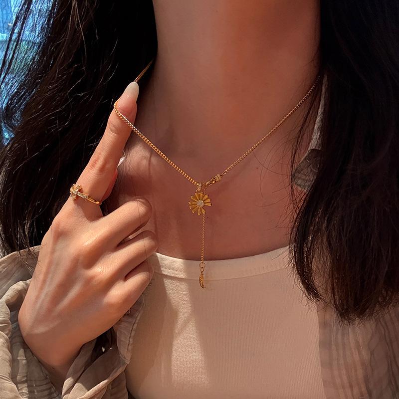 Light luxury classic diamonds inlaid daisy flower pendant crescent exquisite and unique tassel long necklace banquet jewelry