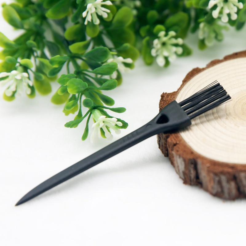 Kompaktní kartáček na čištění vlasů a prachu pro elektrické holicí strojky