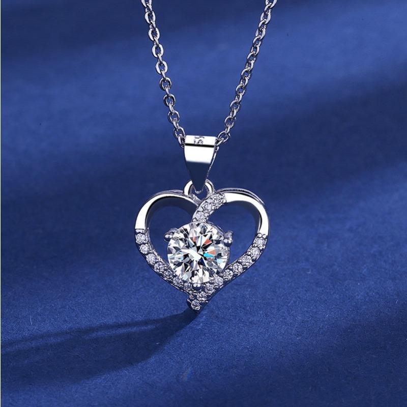 S925 sterling silver simple love inlaid D-color moissanite necklace niche design versatile high-end collarbone chain holiday jewelry gift