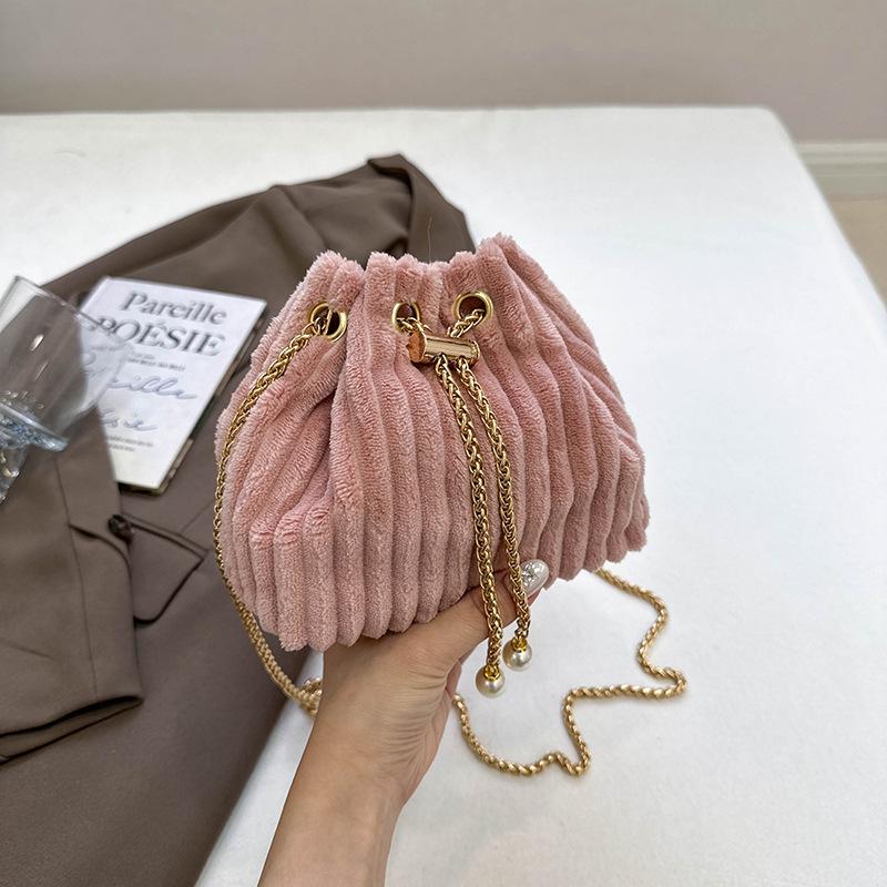 

2025 Trendy Women s Minimalist Chain Bucket Crossbody Bag розовый