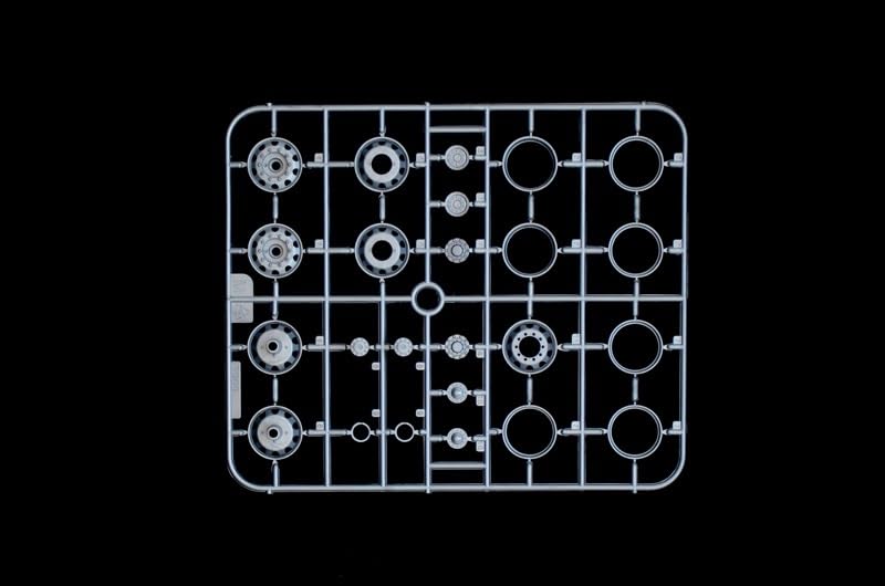 PLATZ Italeri 1/24 Tractor Head Tire & Rim Set (European Cars) Plastic Model Kit Parts IT3909