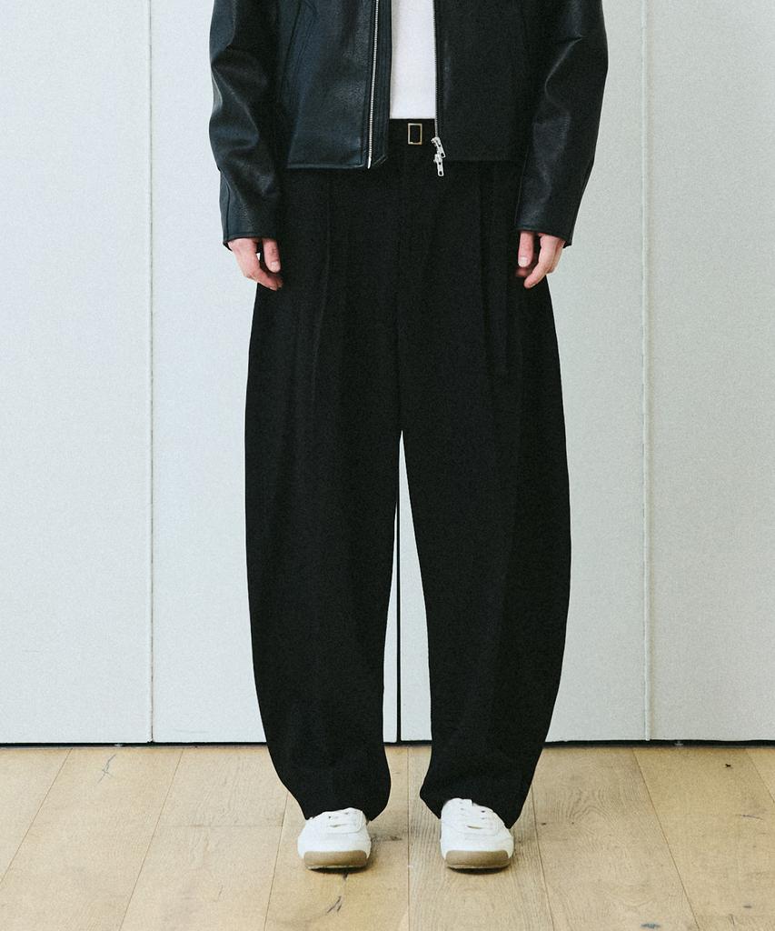 Beleudeunua Pleated Wool Belt Curve Slacks (Black)