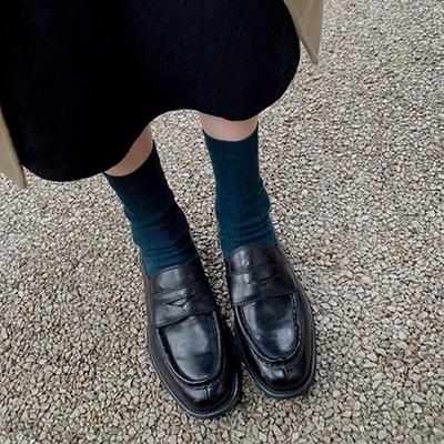 Version cuir de vache mocassins rétro en cuir noir à talons épais pour femmes style britannique petites chaussures en cuir bouche peu profonde une pédale chaussures en cuir paresseuses