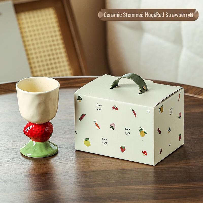 Милая высокая керамическая кружка в форме клубники.