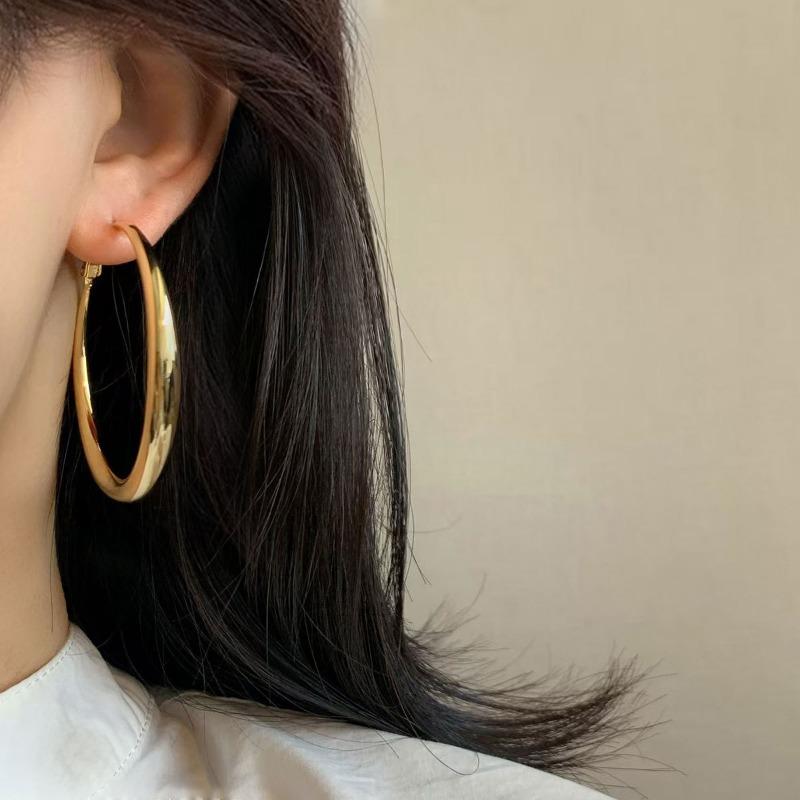 Geometric Metal Earrings A Niche Design of Ear Loops Are Simple and Versatile Earrings for Women
