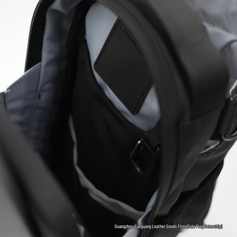 Velkokapacitní magnetická sportovní crossbody taška s držákem na láhev na vodu pro muže