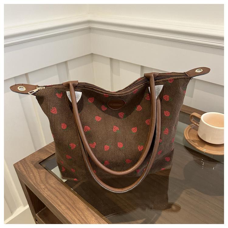 Large capacity strawberry print casual personalized shoulder bag commuter bag 2025 spring new portable tote bag