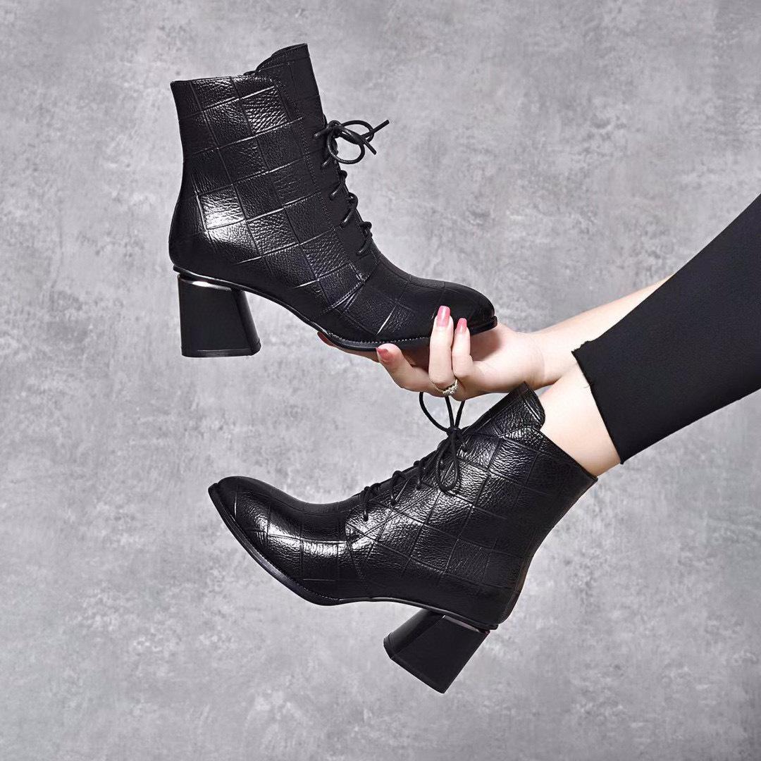 

Женские остроносые кожаные ботинки осень-зима новая коллекция черные рельефные из коровьей кожи на шнуровке на толстом высоком каблуке модные ботинки 34