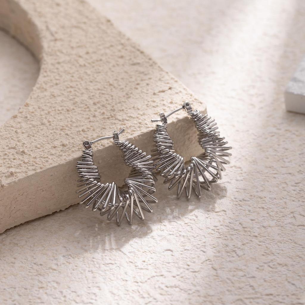 Silver Needle Geometric Heart Hoop Earrings - Retro & High-End Style for a Bold Look