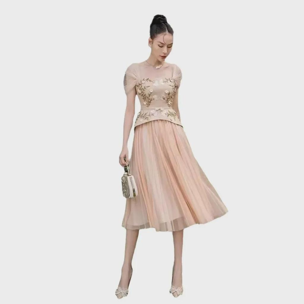 „Rochie din plasă cu broderie Seiko: Moda vietnameza eleganta cu cusaturi florale 3D"