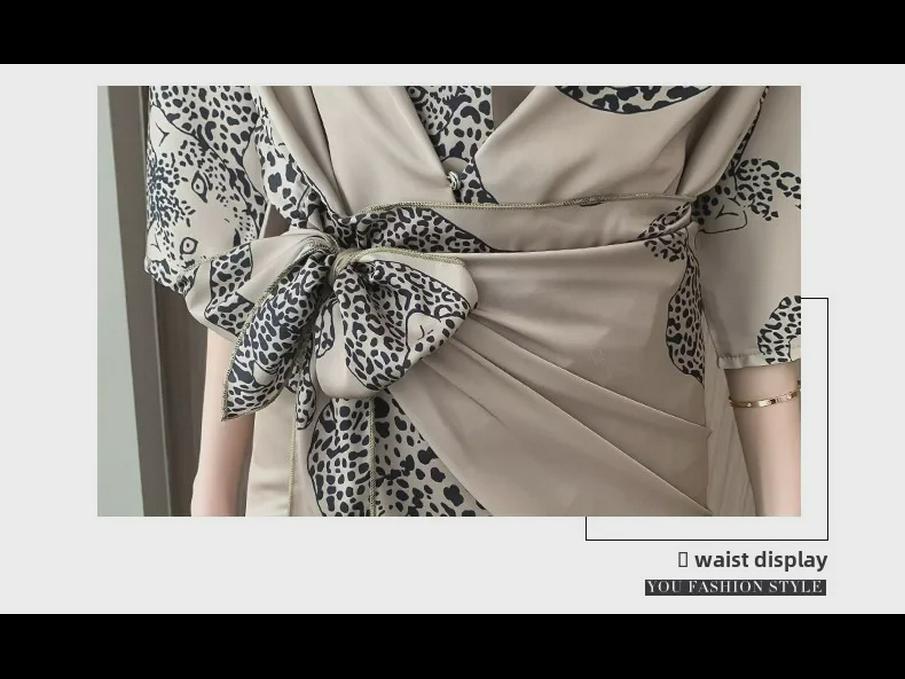 Leopardmönstrad V-ringad Mellanlång Klänning med Halvlång Ärm och Knytskärp i Midjan