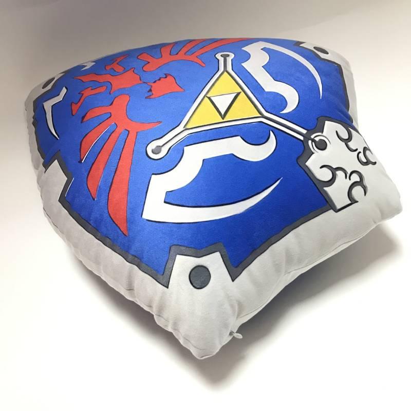 Morbido e Comodo Cuscino Peluche Cartone Animato di Zelda con Design dello Scudo Hylian