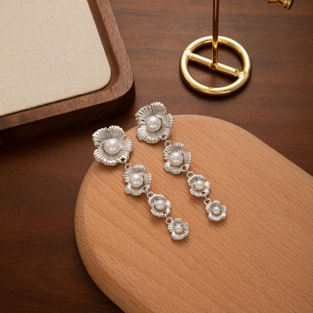 Metal Stud Earrings Retro Pearl Inlaid Pleated Flower Fringed Earrings Light Luxury Premium Earrings