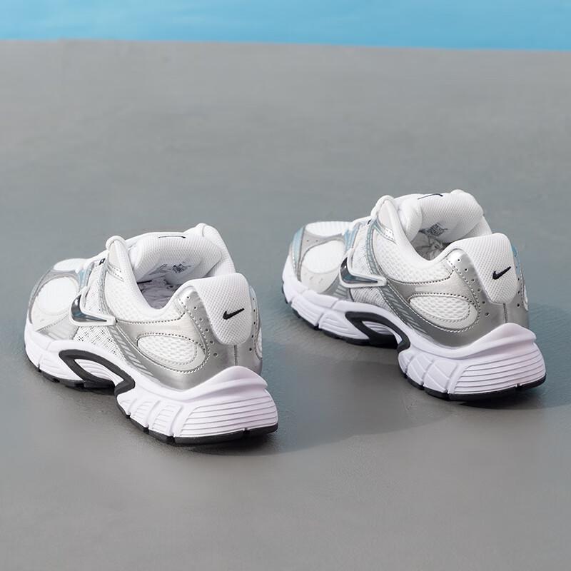 Nike Men's V5 RNR Sport Casual Shoes