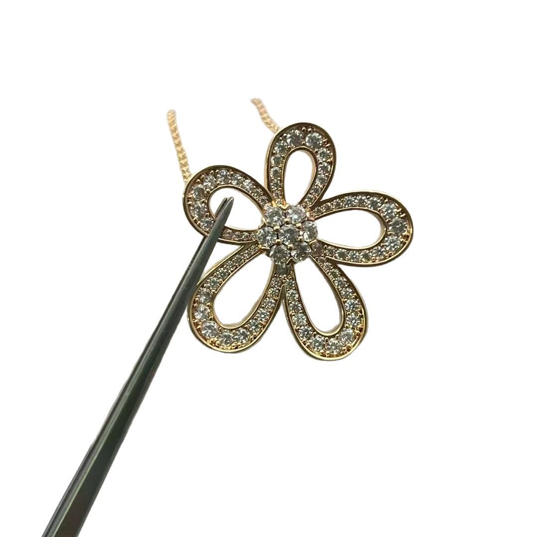 

Высококачественный набор с ожерельем из подсолнуха и клевера с ЧПУ и серьгами-пуссетами в виде цветка с бриллиантами из розового золота Rose Gold Big Flower Diamond Necklace