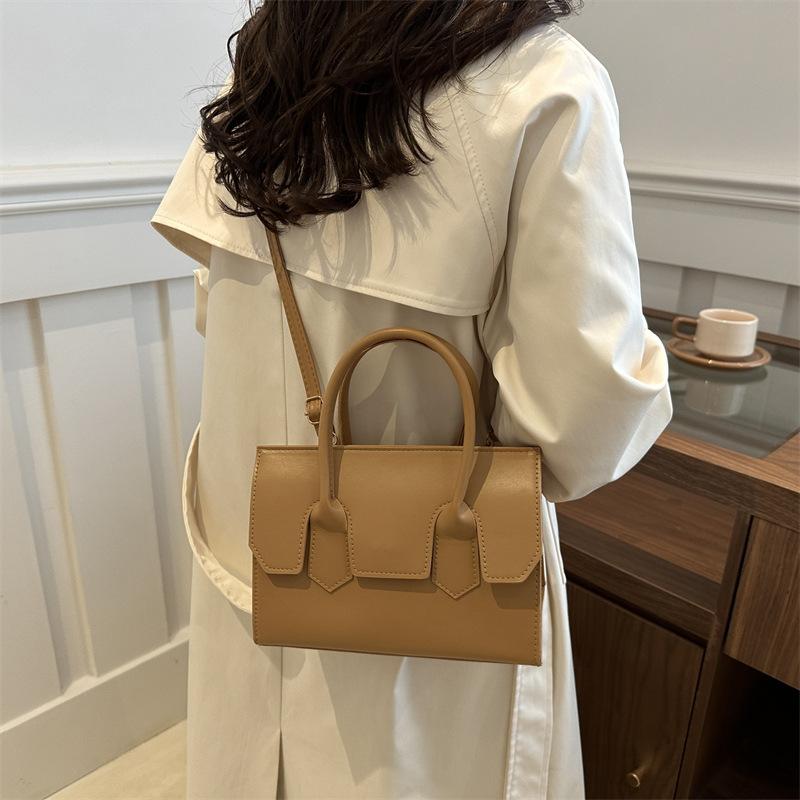 Simple and fashionable single shoulder small square bag women's 2025 autumn new trendy and beautiful niche design popular messenger bag