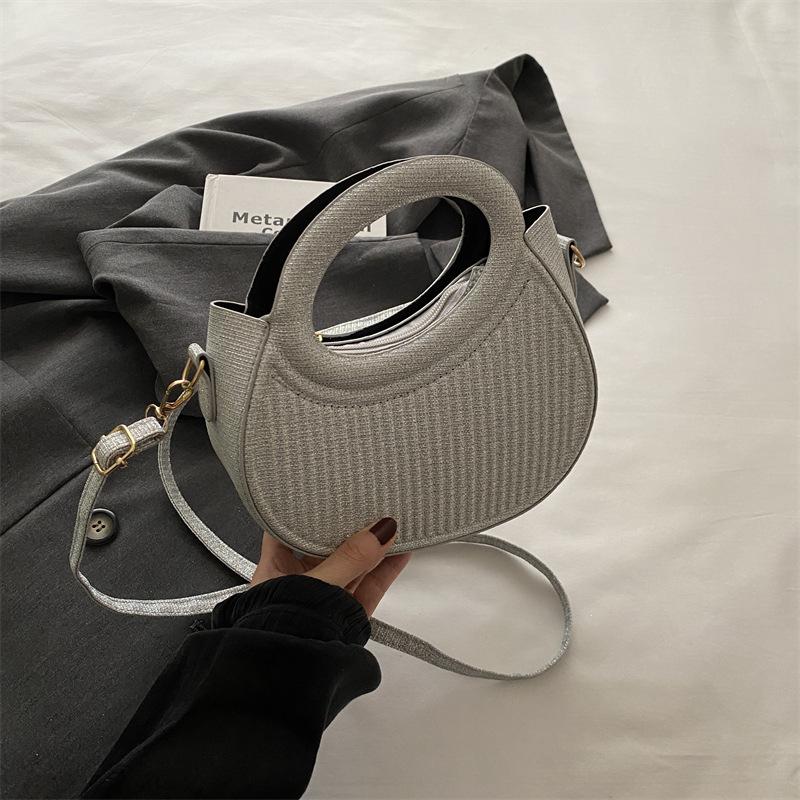 

Популярная новинка зимы 2025 года, повседневная сумка в иностранном стиле с модным дизайном с углублениями, для ношения на плече или через плечо, маленькая серебряный