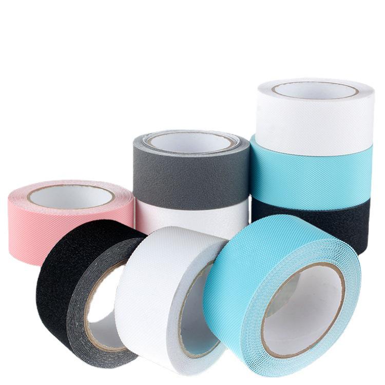 „Przezroczysta, odporna na zużycie taśma antypoślizgowa do schodów w łazienkach i prysznicach”