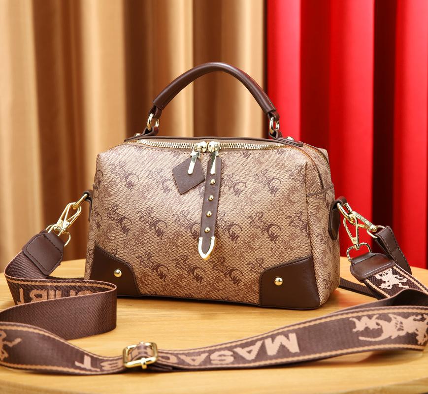 

Сумка сумка-мессенджер женская 2025 новая сумочка на плечо женская сумка маленькая квадратная сумка для матери среднего возраста с чувством зрелости женская сумка