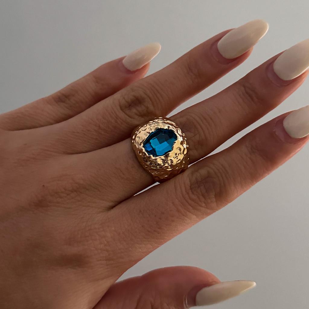 Retro Temperament bunte eingelegte Handschmuckstücke, übertriebener Punk unregelmäßiger geometrischer plissierter Ring