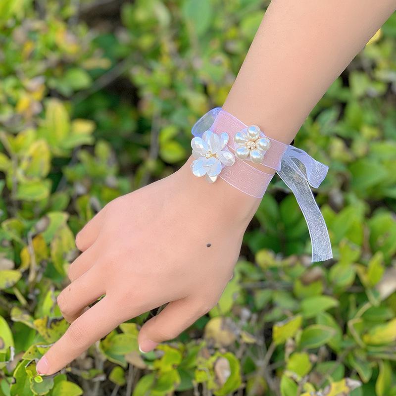 Bílá náramková kytice pro družičku: Náramek s vílími květy pro svatbu a oslavy sestersví