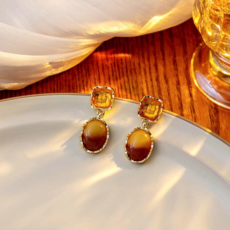 Autumn And Winter French Retro Amber Gradual Change Smudge Earrings, Maillard Atmosphere Contrasting Color Oval Earrings Women