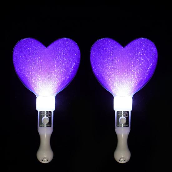 Kort Glow Stick med Hjärtformad Flerfärgad LED-lampa för Konserter Festivaler Fester Plast Ljusleksak med Knappbatteri
