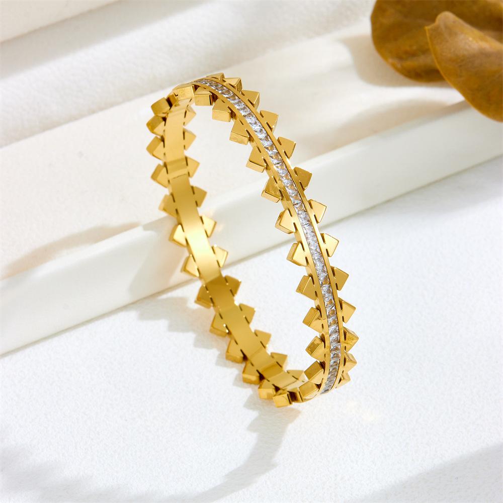 Retro Exquisite Arrow Decorative Stainless Steel Bracelets Are Suitable For Women Traveling, Banquets, And Party Wear