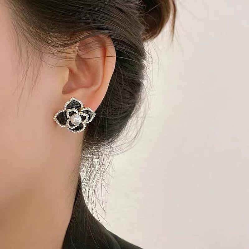 Boucles d'oreilles créatives à clous avec fleurs de camélia en émail perlé pour femmes, simples, mode, douces, personnalité, tempérament, bijoux minimalistes