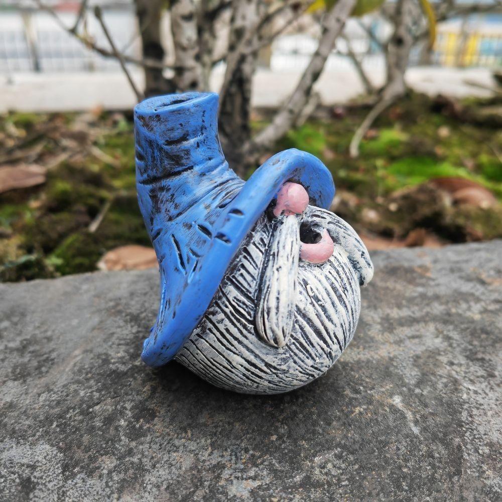 Charmig rökande gammal dvärg harts hantverk bordsskiva trädgårdsdekor för hem och kontor