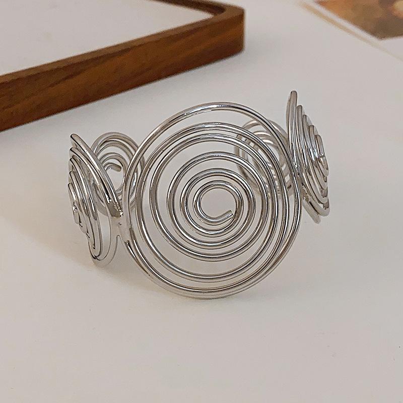 European & American Pleated Metal Bangle: Elegant Cold-Style Bracelet with High-End Luxury Design