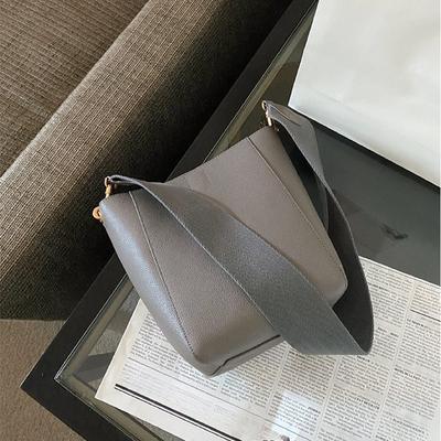 2023 Nová hvězda se stejným širokým ramenním popruhem sangle bucket bag jednoramenná šikmý přesah kožená dámská taška jednoduchá taška pro matku a dítě